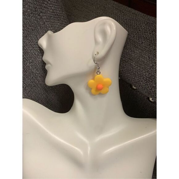 Daisy Dangle Flower Earrings - Picture 1 of 2